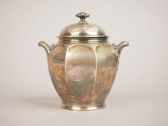 Vente aux enchères Sucrier à pans coupés en argent, poinçon Minerve. H. 12,5 cm Poids. 27