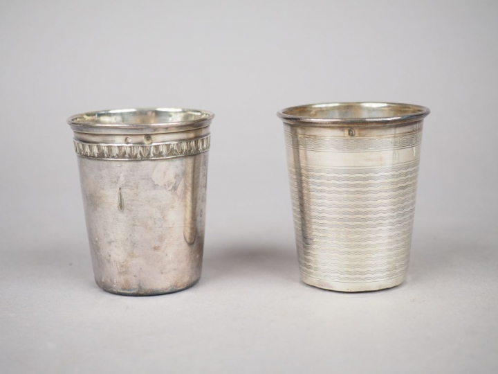 Deux différentes timbales en argent, poinçon Minerve.  H. 7,5 cm  Poid