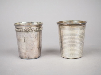 Vente aux enchères Deux différentes timbales en argent, poinçon Minerve.  H. 7,5 cm  Poid