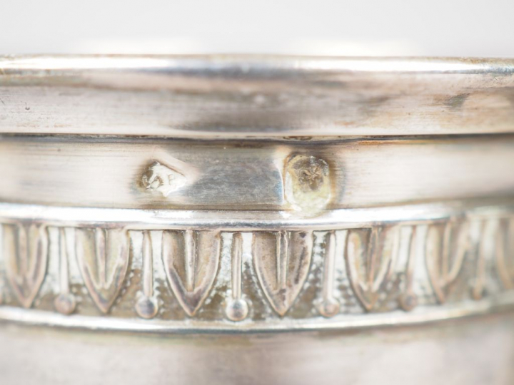 Deux différentes timbales en argent, poinçon Minerve.  H. 7,5 cm  Poid