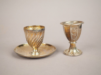 Vente aux enchères Deux différents coquetiers en argent, poinçon Minerve. Poids. 110 g