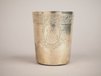 Vente aux enchères Timbale en argent, poinçon Minerve, à décor d'une frise de feuillage e