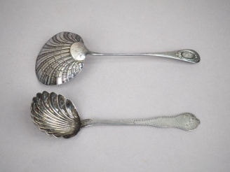 Vente aux enchères Ensemble comprenant :  - une pelle à fraise en argent, poinçon Minerve