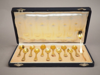 Vente aux enchères Suite de douze cuillères à café en vermeil, poinçon Minerve, modèle à 