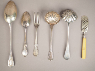 Vente aux enchères Ensemble comprenant : - une cuillère à ragoût en argent, poinçon Miner