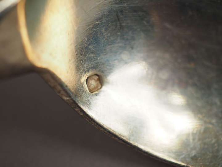 Ensemble comprenant : - une cuillère à ragoût en argent, poinçon Miner