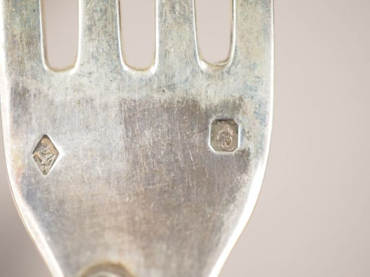 Ensemble comprenant : - une cuillère à ragoût en argent, poinçon Miner