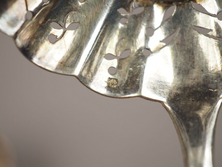 Ensemble comprenant : - une cuillère à ragoût en argent, poinçon Miner