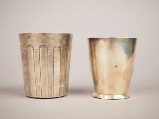 Vente aux enchères Ensemble comprenant :  - une timbale en argent, poinçon Minerve, à déc