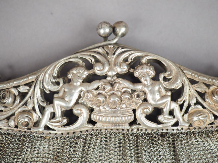 Deux différentes bourses en argent.  Poids. 342 g