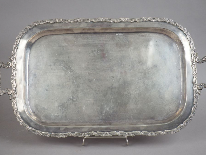 Grand plateau à anses en argent étranger 900 millièmes, à décor d'une 