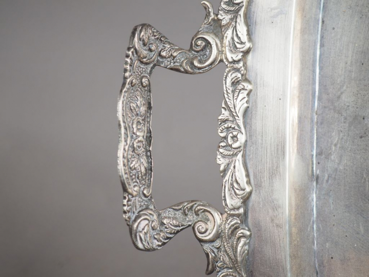 Grand plateau à anses en argent étranger 900 millièmes, à décor d'une 