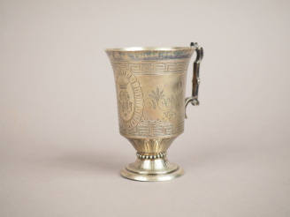 Vente aux enchères Timbale à anse en argent anglais, à décor de monogramme dans un cartou