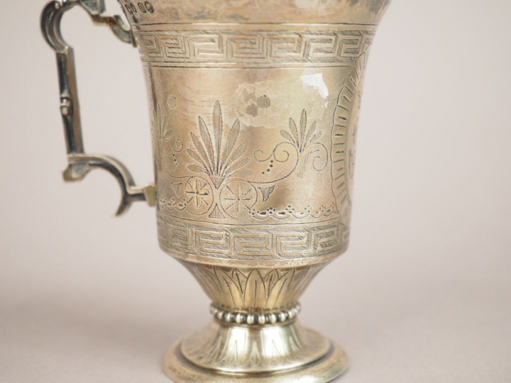 Timbale à anse en argent anglais, à décor de monogramme dans un cartou