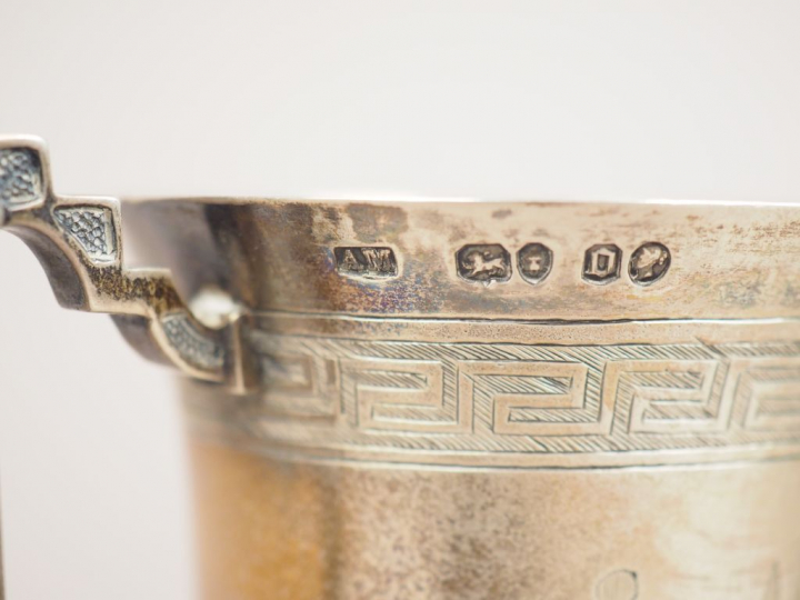 Timbale à anse en argent anglais, à décor de monogramme dans un cartou