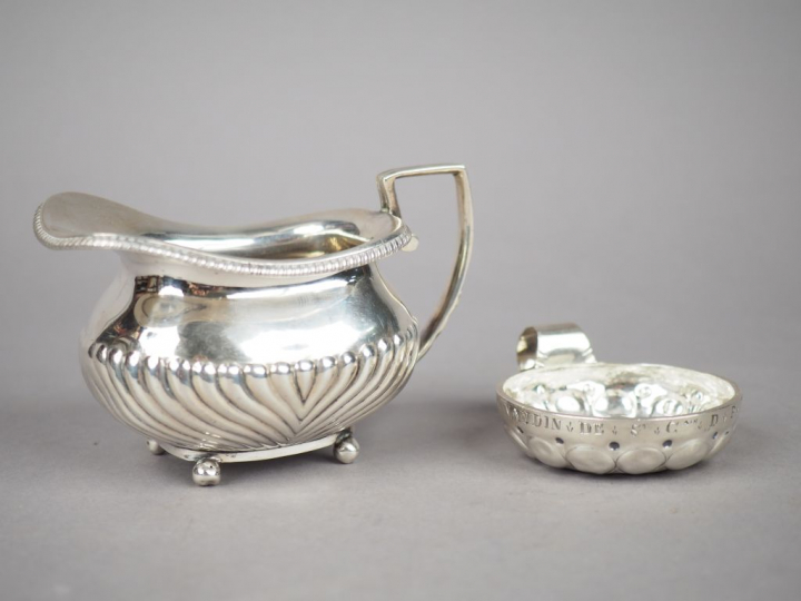 Petit pot à lait en argent étranger, à décor de godrons.  Poids. 140 g