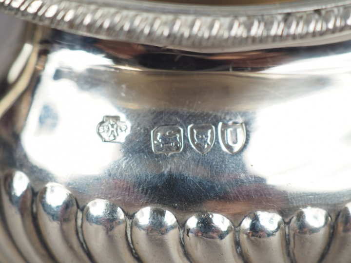 Petit pot à lait en argent étranger, à décor de godrons.  Poids. 140 g