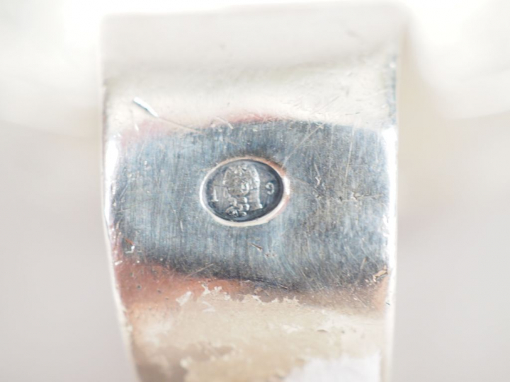 Petit pot à lait en argent étranger, à décor de godrons.  Poids. 140 g