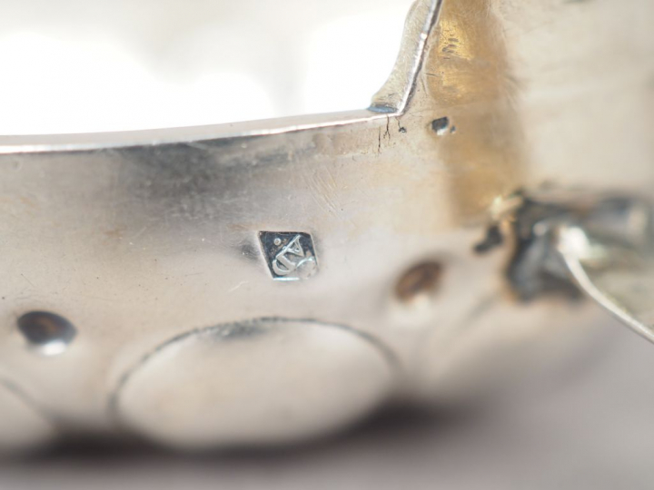 Petit pot à lait en argent étranger, à décor de godrons.  Poids. 140 g