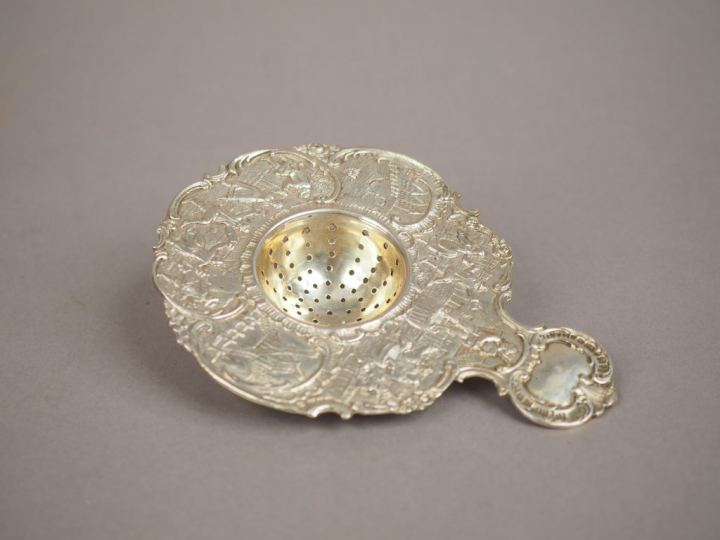 Passette à thé en argent étranger, à décor au repoussé de rondes de pe