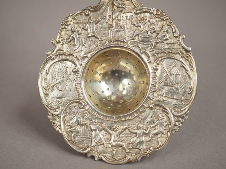 Passette à thé en argent étranger, à décor au repoussé de rondes de pe