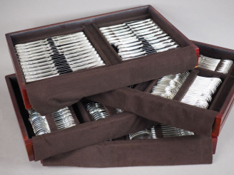 Vente aux enchères Ménagère de style Louis XV en métal argenté, modèle feuillagé.  Compre