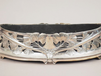 Vente aux enchères Centre de table de style Art Nouveau en métal argenté, à décor ajouré 