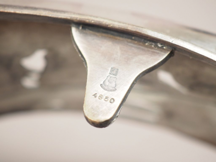 Centre de table de style Art Nouveau en métal argenté, à décor ajouré 