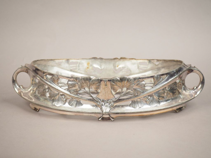 Centre de table de style Art Nouveau en métal argenté, à décor ajouré 