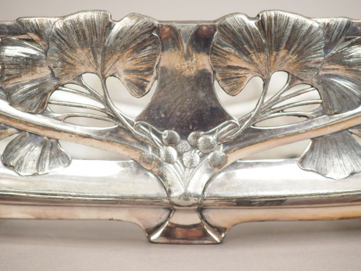 Centre de table de style Art Nouveau en métal argenté, à décor ajouré 