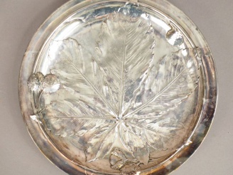 Vente aux enchères Vide-poche sur piédouche de style Art Nouveau, à décor de feuille de c