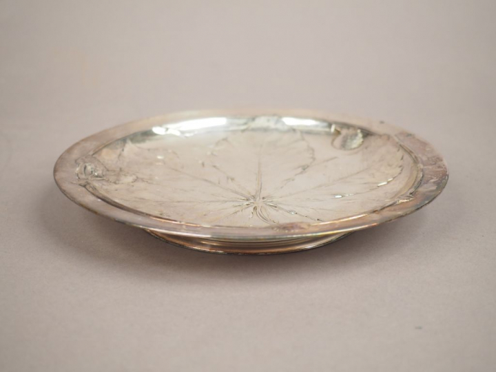 Vide-poche sur piédouche de style Art Nouveau, à décor de feuille de c