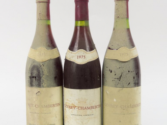 Vente aux enchères 3 BOUTEILLES GEVREY CHAMBERTIN DOMAINE LES PERRIERES - 1975 - 1 à 2 CM