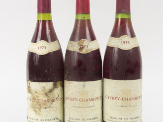 Vente aux enchères 3 BOUTEILLES GEVREY CHAMBERTIN DOMAINE LES PERRIERES - 1975 - 1 à 2 CM