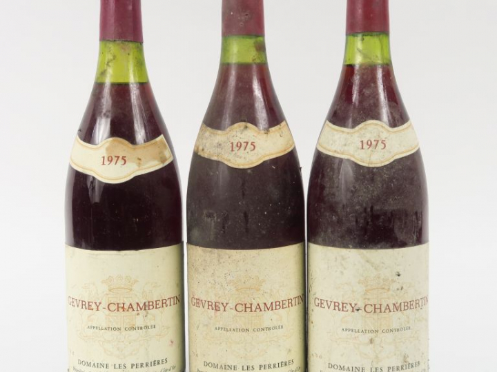 3 BOUTEILLES GEVREY CHAMBERTIN DOMAINE LES PERRIERES - 1975 - 1 à 2 CM