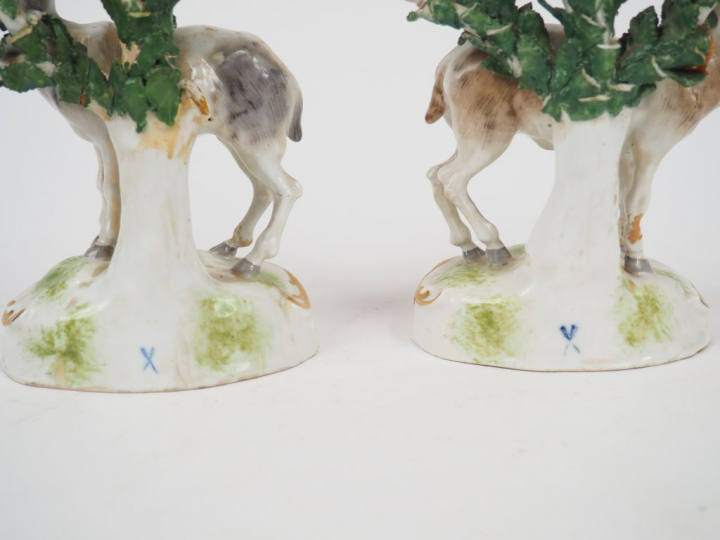 Paire de bougeoirs XIXème en porcelaine polychrome de Saxe à décor de 