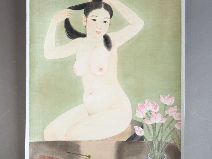NGUYEN HOANH. "Jeune femme se coiffant" Encre sur soie, signée en haut