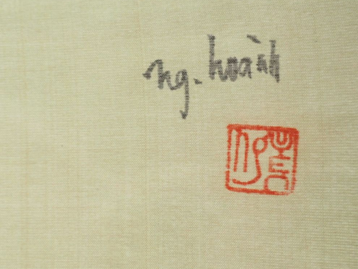 NGUYEN HOANH. "Jeune femme se coiffant" Encre sur soie, signée en haut