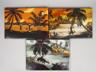 Vente aux enchères Trois panneaux en laque représentant des paysages animés.  Indochine, 