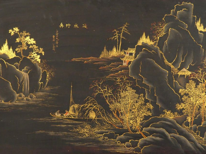 Panneau en laque, à décor or sur fond noir d'un paysage lacustre trave