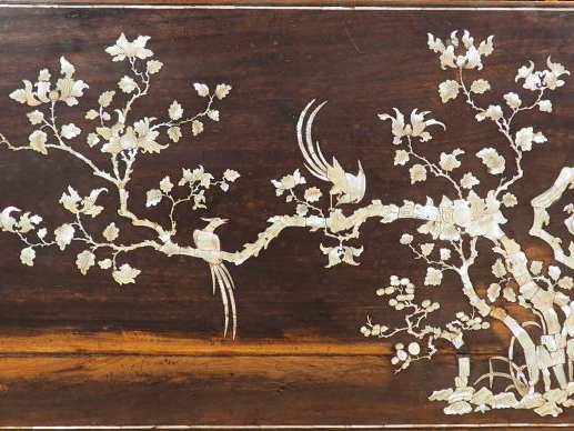Panneau en bois de rose, à décor en marqueterie de nacre d'oiseaux bra