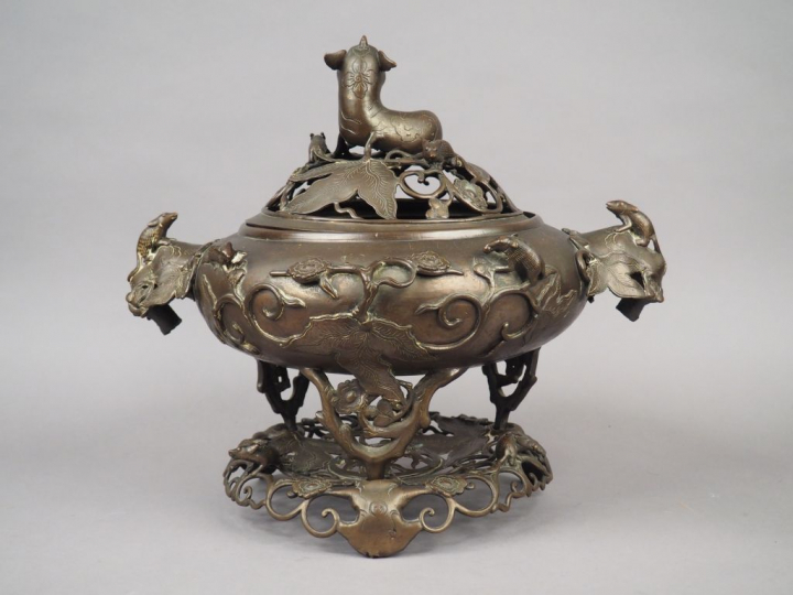 Brûle-parfum en bronze reposant sur trois pieds en forme de végétaux, 
