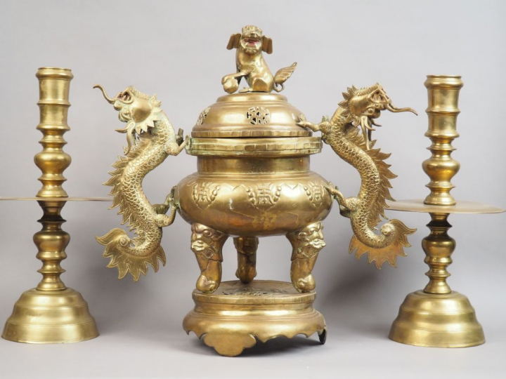 Exceptionnelle garniture en bronze, comprenant un brûle-parfum tripode