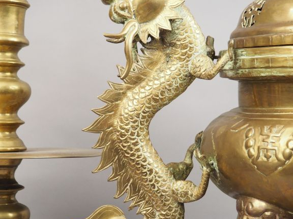 Exceptionnelle garniture en bronze, comprenant un brûle-parfum tripode