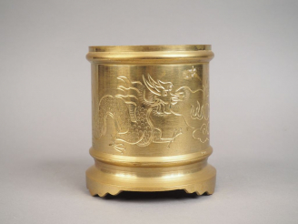 Vente aux enchères Brûle-parfum en bronze, à décor incisé de dragon poursuivant la perle 