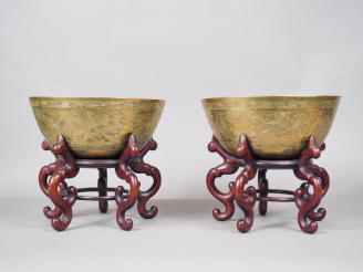 Vente aux enchères Paire de bols sonores en cuivre, à décor de dragons et phoenix.  Avec 
