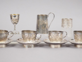 Vente aux enchères Lot comprenant :  - une petite verseuses en argent - quatre tasses et 