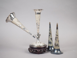 Vente aux enchères Ensemble de quatre vases soliflores en argent, finement décoré d'oisea