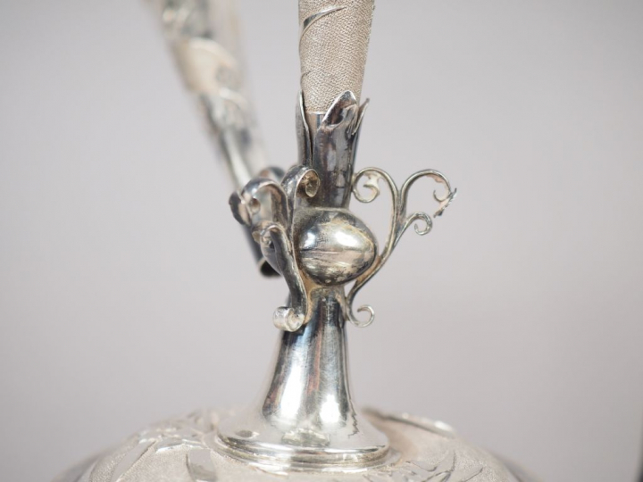 Ensemble de quatre vases soliflores en argent, finement décoré d'oisea