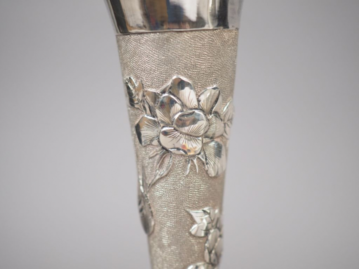 Ensemble de quatre vases soliflores en argent, finement décoré d'oisea
